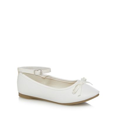 Girls' white ballet shoes